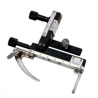 Křížový stolek pro mikroskop s měřítkem v obou osách.
